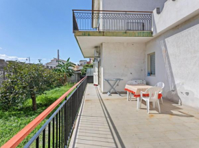 Гостиница Snug Holiday Home in Niza di Sicilia with Balcony, Ницца Ди Сицилия